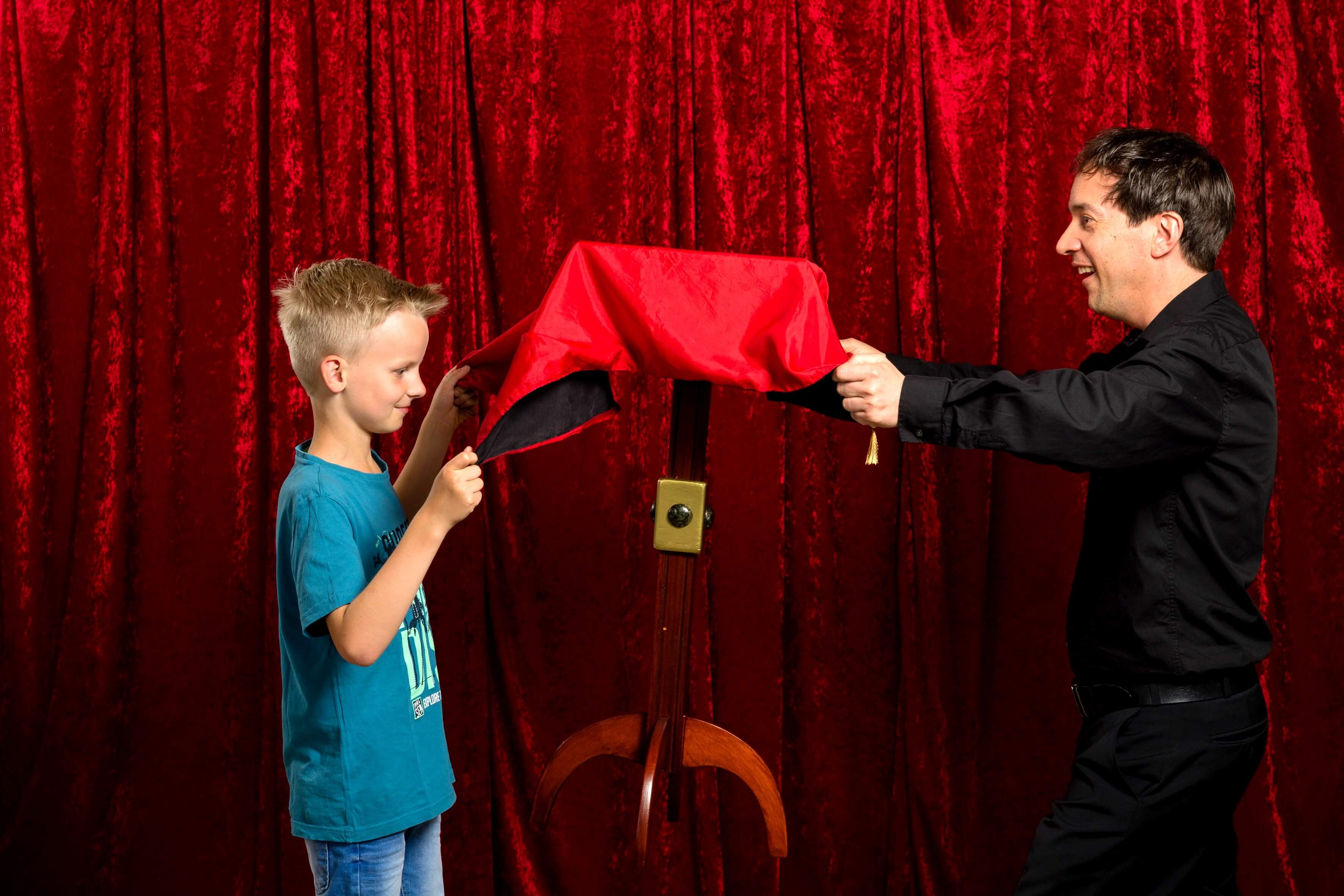 Kindershow mit fliegendem Tisch in Köln